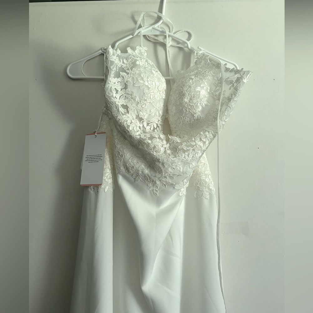 JJ’s House unworn wedding dress. Size 6.